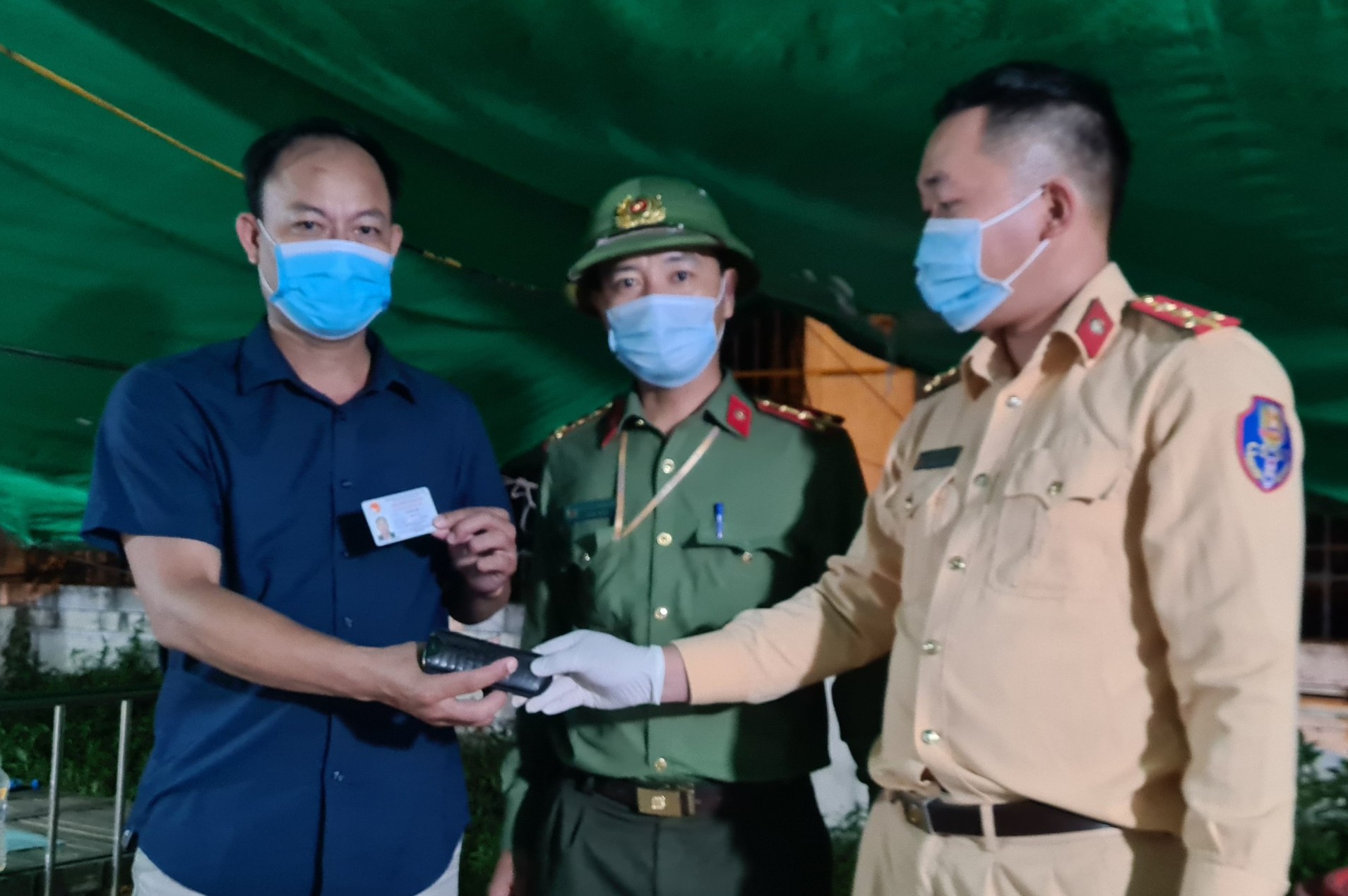 Chốt kiểm soát dịch Covid-19 số 2 trao trả tài sản bị bỏ quên